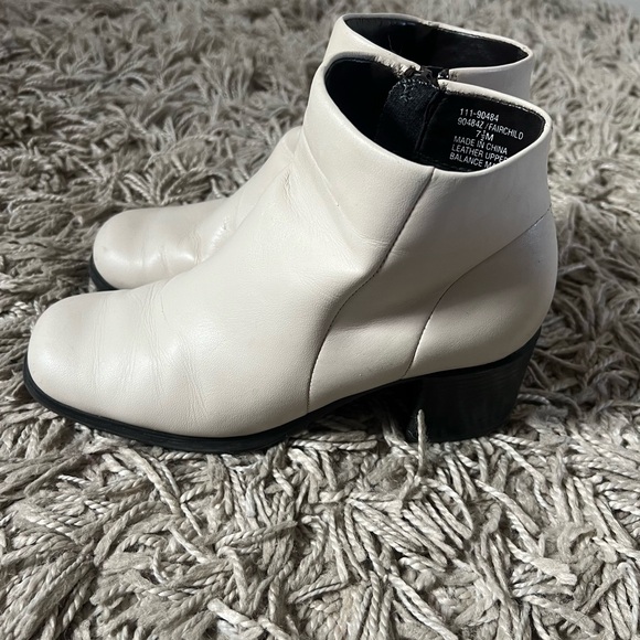 Vintage White Leather Ankle Boots with Chunky Kitten Heel, Size 7.5 - Picture 3 of 8